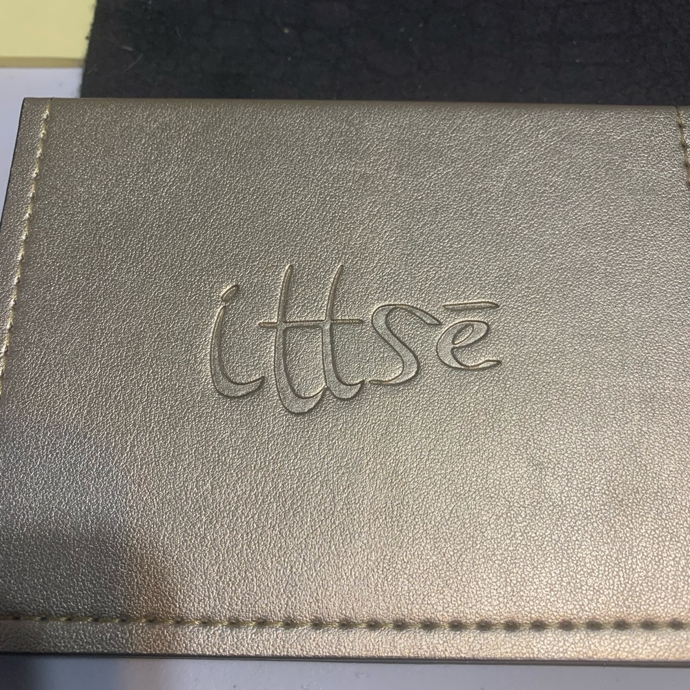 Ittse eye shadows with case.